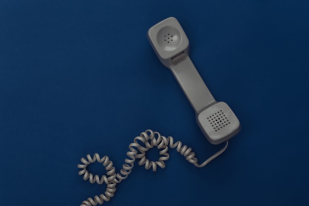 Retro bedrade handset op klassieke blauwe achtergrond. kleur 2020. bovenaanzicht.