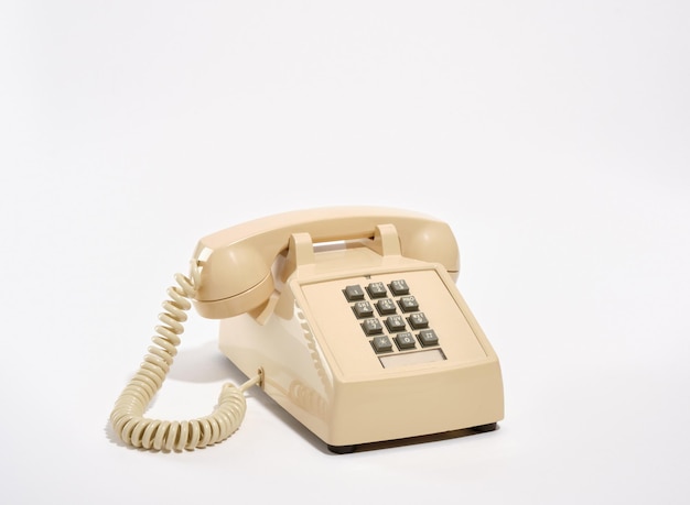 Ретро-бежевый телефон на столе Телефон в старом стиле