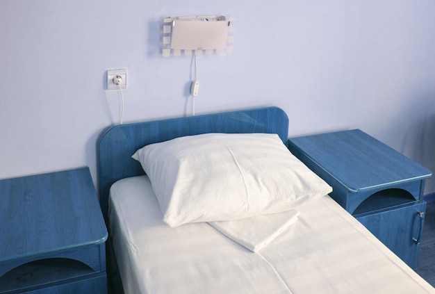 Photo retro blue interior of the hotel with beds and wooden bedside tables in the classic bedroom