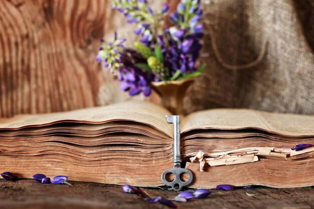 Retro boek op houten tafel sleutel