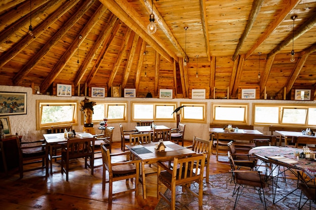 Ретро-кафе с деревянной мебелью и деревянным потолком