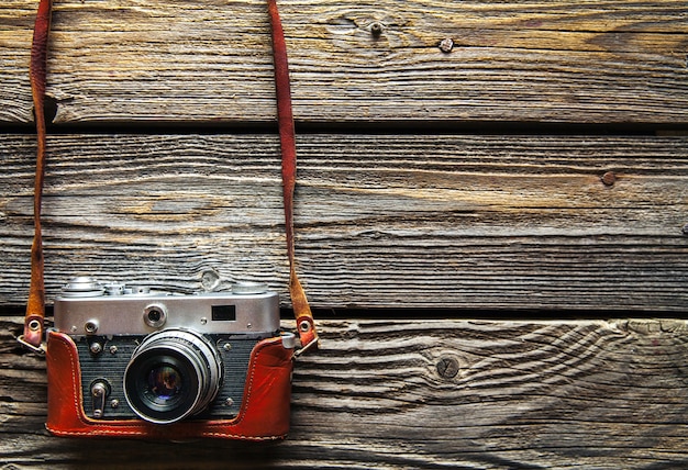 Retro camera op houten tafel achtergrond, vintage kleurtoon