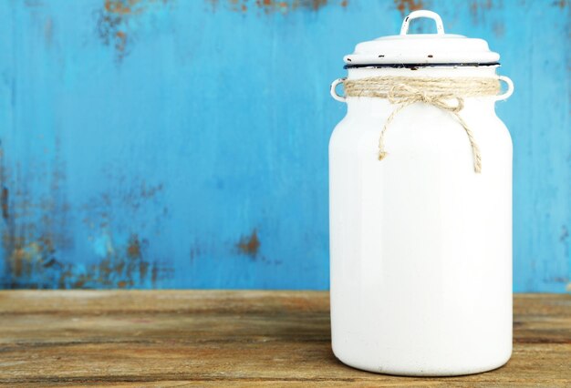 Photo retro can for milk on wooden table