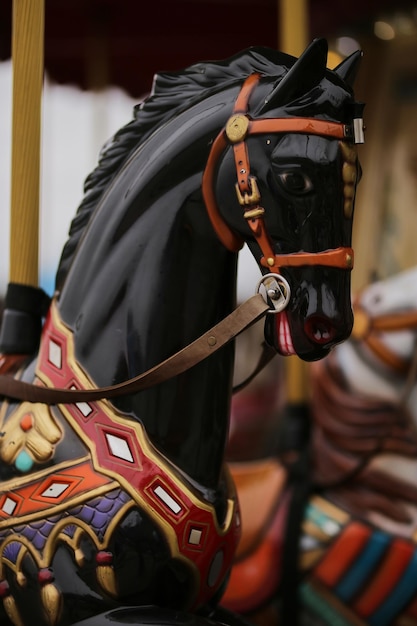 Retro carrousel wit zwart paard Oude carrousel Carousel CloseUp van kleurrijke carrousel met paarden