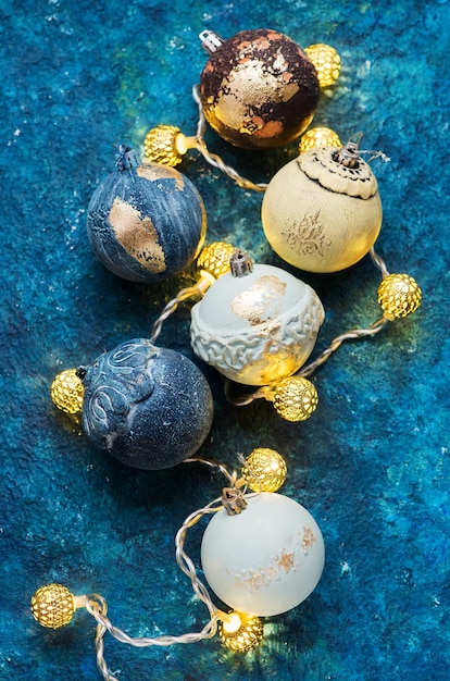 レトロなクリスマスのおもちゃとガーランドライトの上面図フラットレイ。新年の装飾の背景
