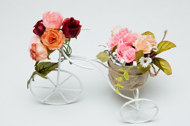 レトロな色調自転車に花瓶のプラスチックの花。