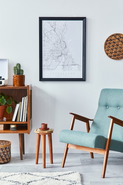 Retro compositie van woonkamer interieur met kaart, houten plank, boek, kruk, fauteuil, plant, cactussen, vinyl recorder en persoonlijke accessoires in stijlvol interieur.