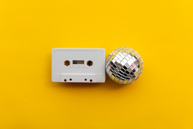 Retro disco glitterbal met een vintage cassettebandje.