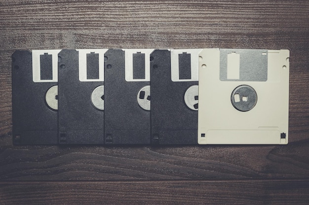 Retro diskettes op houten achtergrond