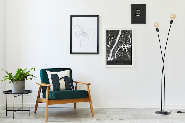 Retro en minimalistische compositie van woonkamer interieur met design fauteuil, twee kaart, lamp, decoratie, witte muur en persoonlijke accessoires... Modern interieur.