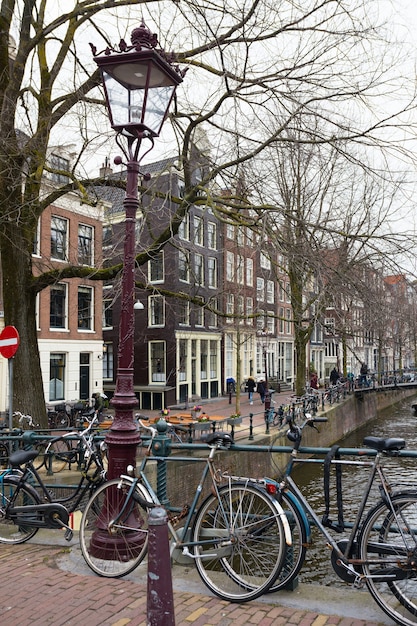 Retro fiets staande op een straat van amsterdam, nederland