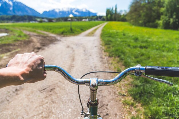 Retro fietsstuur en pauzes buiten onscherpe achtergrond