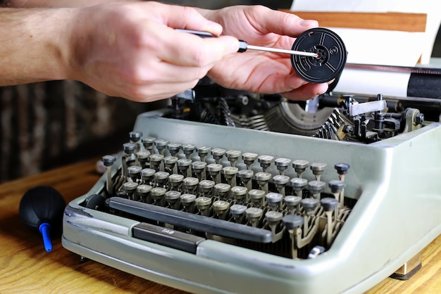 Retro grijze schrijfmachine brief