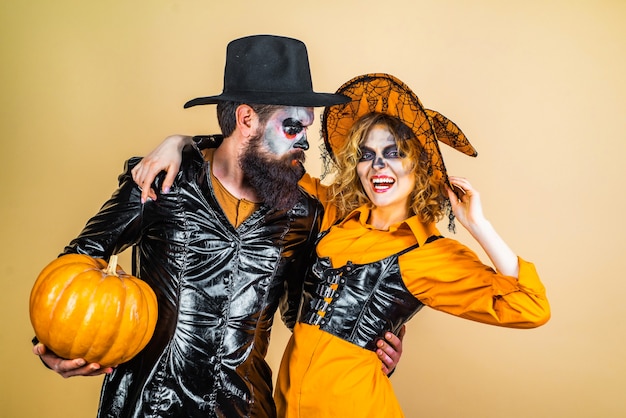 Retro halloween couple romancing halloween design for copy space