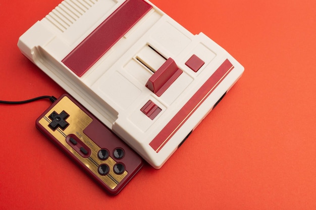 Foto retro home gameconsole met gamepads