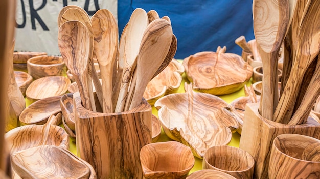 Retro houten gebruiksvoorwerpen voor koks. lepels, hamers, vorken en bestek handgemaakt van handgemaakt hout