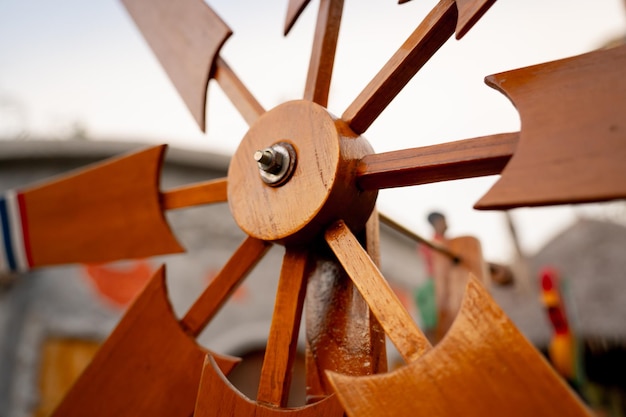 Retro houten windmolen op oude rustieke achtergrond