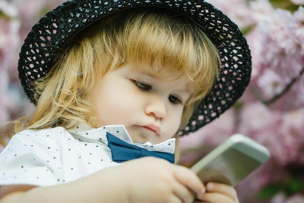 Retro jongen met telefoon in bloei