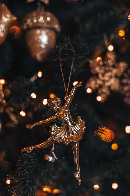 Retro kerst gouden speelgoedbeeldje van een ballerina die aan een kerstboom hangt magische winter