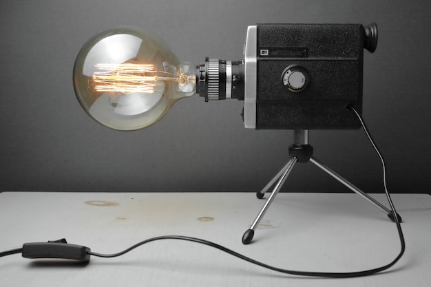 写真 エジソンのランプが付いている古いカメラからのレトロなランプ。良い考えです。