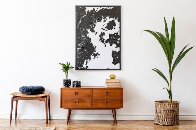 Дизайн гостиной в стиле ретро с винтажным деревянным комодом и макетом плаката, карта на стене, шаблон