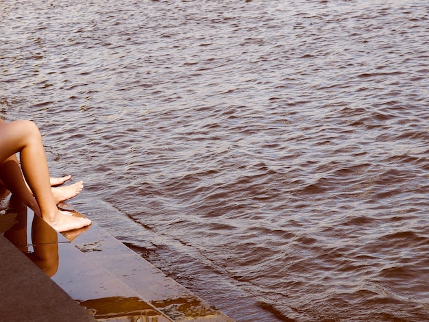 Look retrò ragazze gambe che fanno il bagno