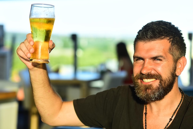 Фото Ретро мужчина с пивом счастливый элегантный мужчина пьет пиво старший мужчина пьет пиво с удивленным лицом