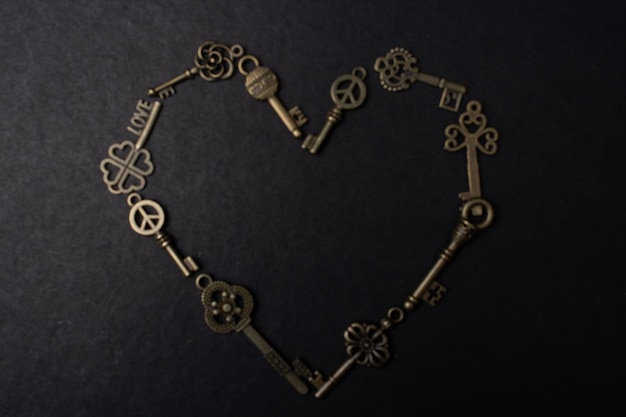 Металлические ключи в стиле ретро образуют форму сердца