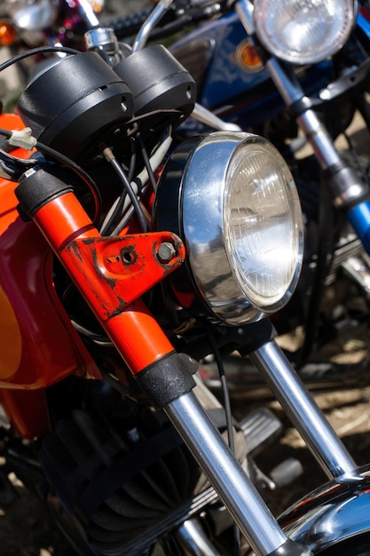 Retro motorfietsen geparkeerd op straat