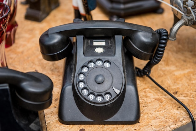 Retro oude zwarte telefoon op tafel