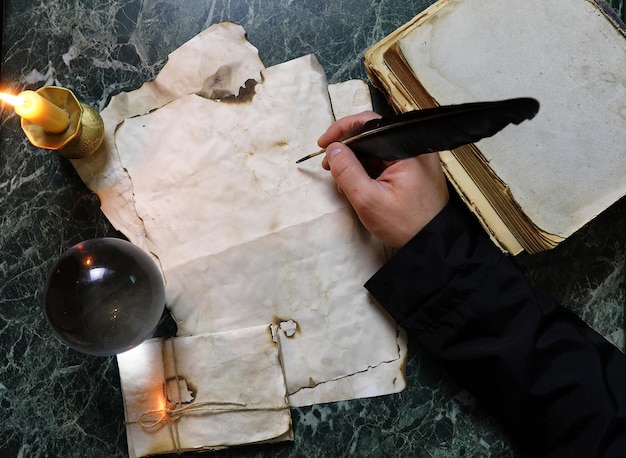 レトロな紙と探偵ツールの背景を持つテーブル上の本