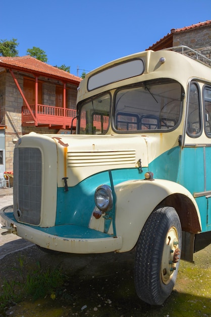 Ретро пассажирский автобус на улице в Греции