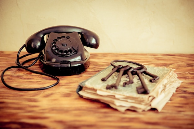 Photo retro phone on wood table