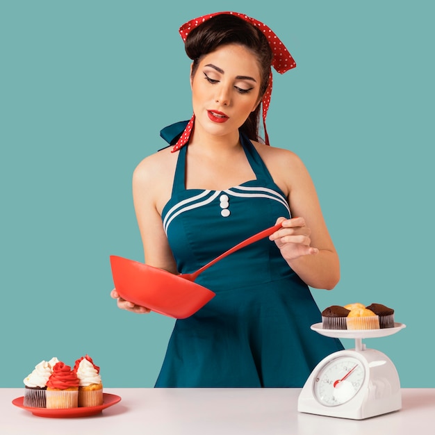 Foto retro pinup meisje poseren in een keuken