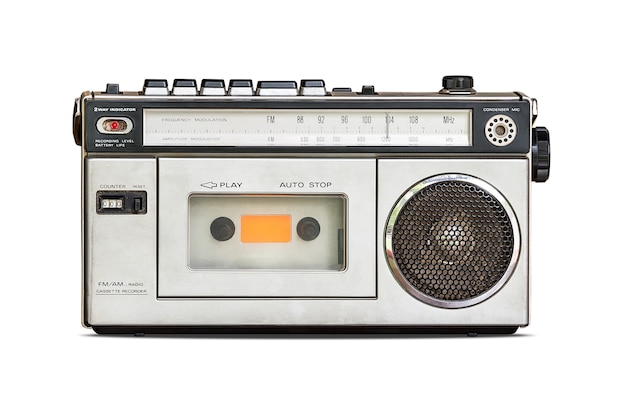 Radio retrò e lettore di cassette audio isolato su sfondo bianco con tracciato di ritaglio