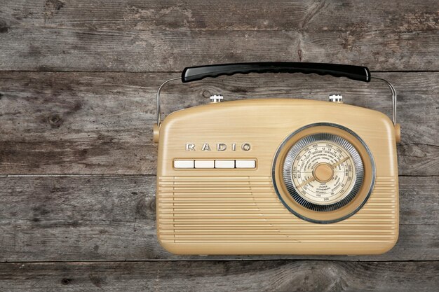 Foto retro radio op houten achtergrond