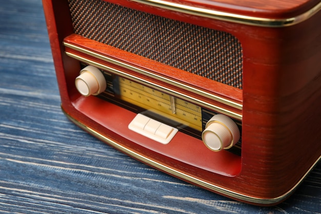 Retro radio op tafel close-up