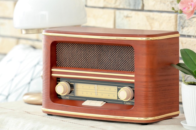 Retro radio op tafel thuis