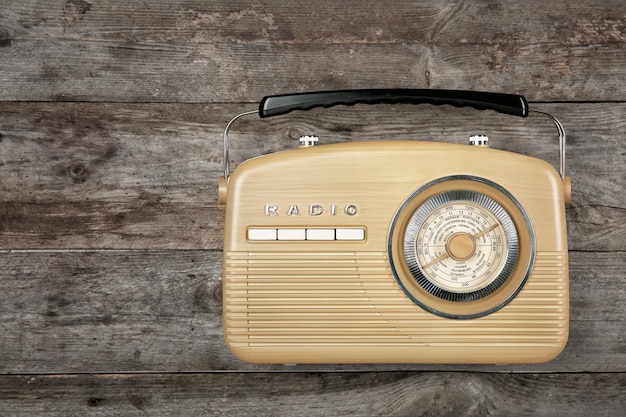 Photo retro radio on wooden background