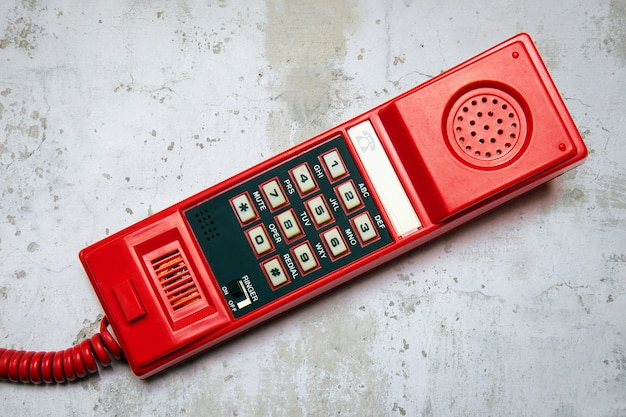 Retro rode drukknoptelefoon