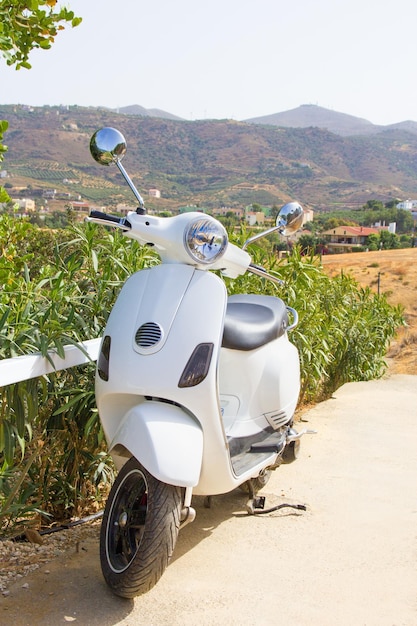 Retro scooter in de bergen van Kreta, Griekenland