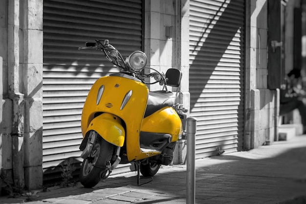 Retro scooter in de oude stad van Limassol. Cyprus.