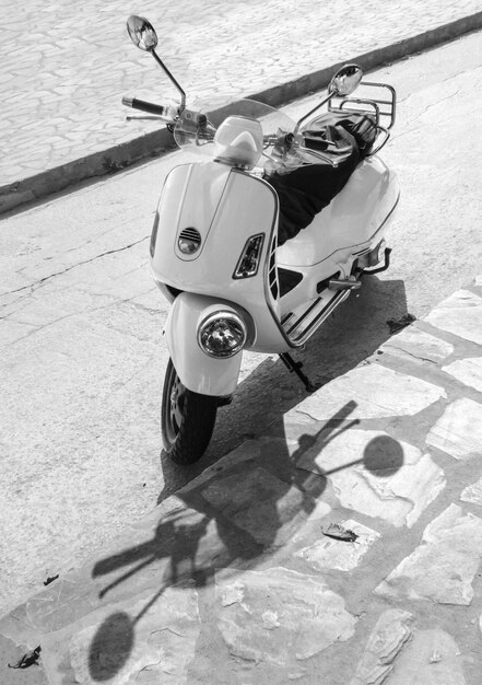 Photo retro scooter vespa in street in greece