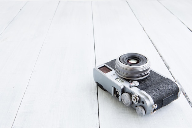 Retro stijl digitale camera op houten achtergrond