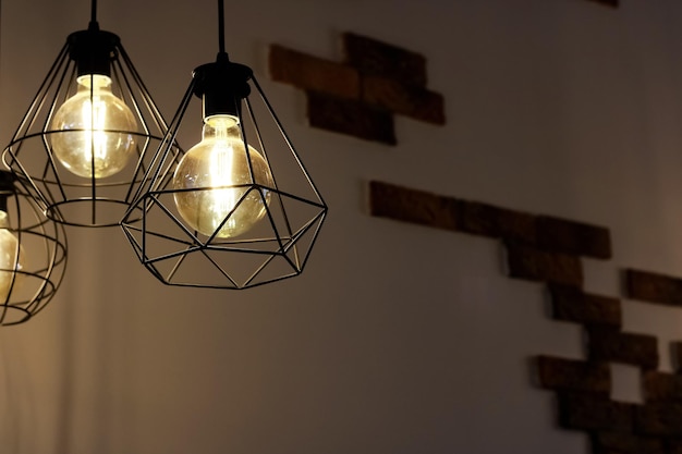 Retro-stijl lampen op bakstenen muur achtergrond