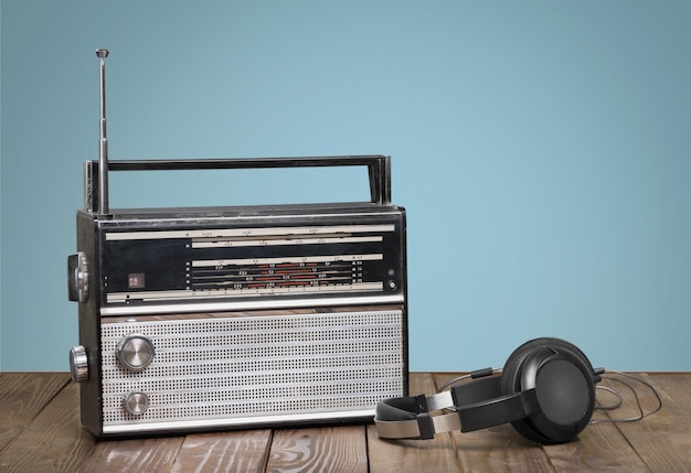 Retro-stijl radio nad haedphones op houten achtergrond