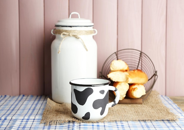 Foto retro stilleven met smakelijke rustieke melk op tafel