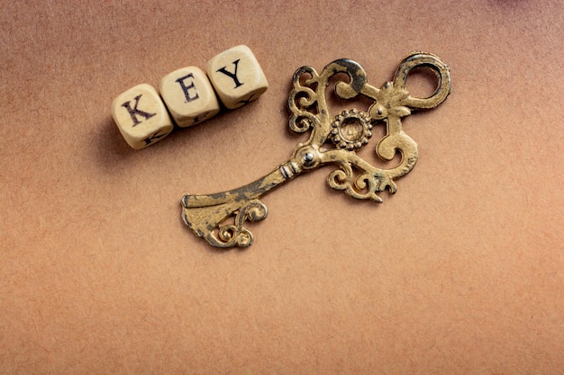 Фото Ключ в стиле ретро рядом с ключевой формулировкой