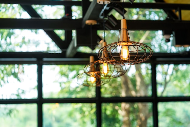 Фото Подвесной светильник в стиле ретро, излучающий красивый свет.