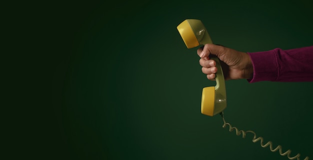 Retro telefoon. hand met een handset. communicatieconcept.